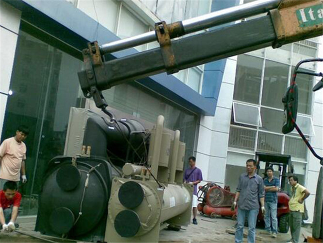 甘肃随车吊和汽车吊的核心区别是什么？哪种更省钱？