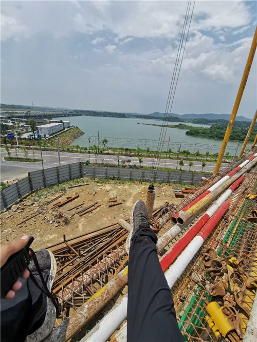 甘肃作业中发生设备损坏或人员意外，责任怎么划分？